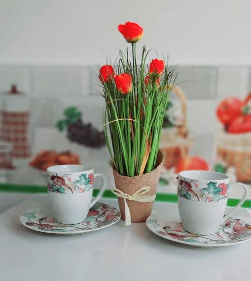 Tazas y flores decorativas en la cocina | Casa San Martín Alojamiento rural en Perú